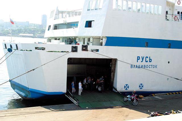 画像: 2003年8月3日/2泊3日の船旅を終えて、ウラジオストクにフェリーは到着。オートバイでロシアに渡った人も数名いた。