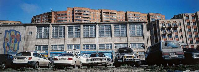 画像: 駐車されているクルマを見ると、ここがロシアのウラジオストク市内と思えないほどに日本車だらけ。旧来工法の堅牢そうな構造の建物が、日本とは異なる雰囲気を醸し出す。
