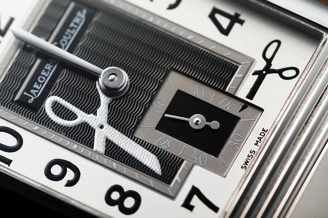 画像: ダイヤルに配置されたドクターロマネリを象徴するハサミ