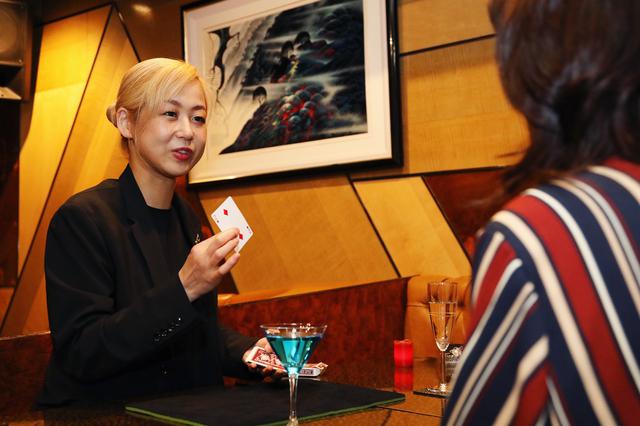 画像9: 心奪われるショーを体感出来る、不思議なマジックBAR