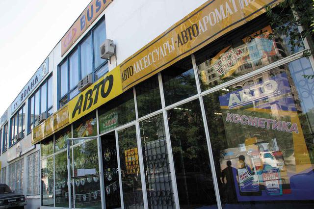 画像: ウラジオストク市内の自動車用品店。ここで、新品のジェリ缶を購入。盗難防止装置の装着作業もやっていた。
