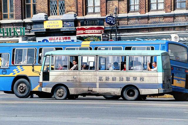 画像: 自動車教習所に通うロシア人のグループ、ではない。日本の教習所で使用されたバスが、そのロゴを付けたままで活躍していた。