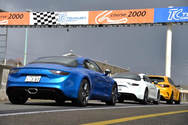 画像: 0→100km/h加速はA110Sが4.4秒、A110は4.5秒。最高速はA110Sが260km/h、A110が250km/hとなる。