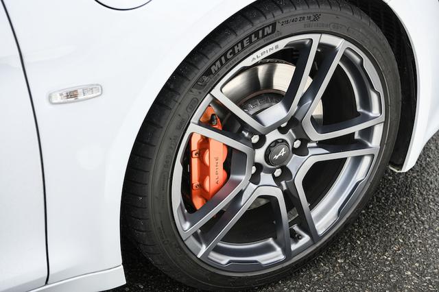 画像: より高速域での安定性を高めるシャシとサスペンションのチューニング。横滑り防止装置のセッティングも専用。