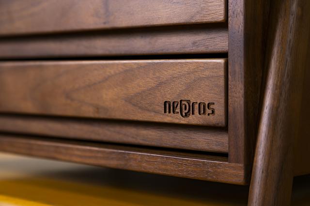 画像: 「nepros」の刻印が入る。ウォルナットは、使い込むほどに経年変化を楽しむことができる素材である。