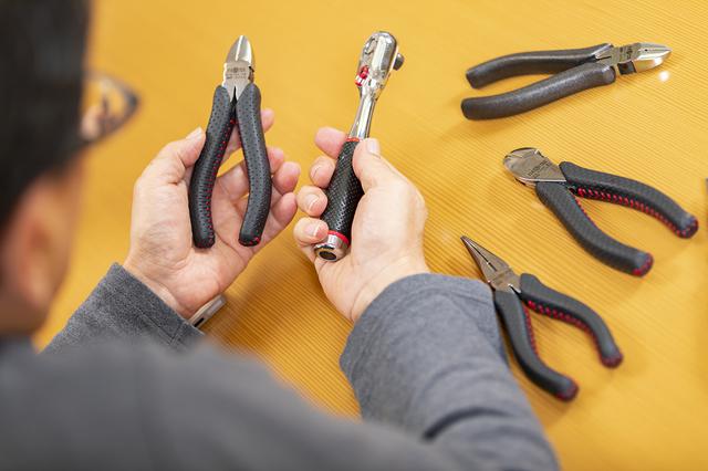 画像: 右手に持っているのはネプロス20周年記念の時の9.5sq.革柄ラチェットハンドル「Type RS」である。