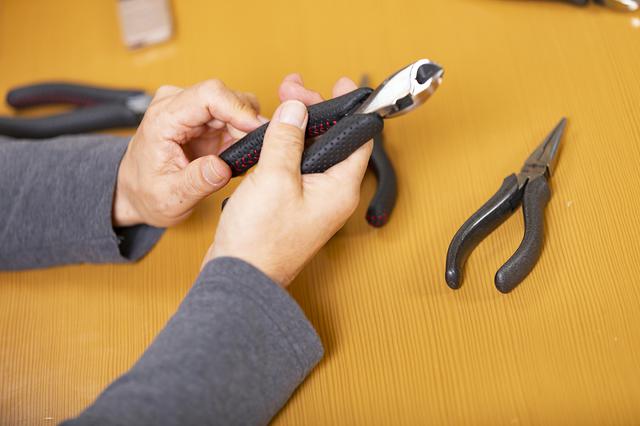 画像: 手にしっくりと馴染み、その手に力を加えると吸い付くような感覚になる。また使い込むほど艶が出てくる。