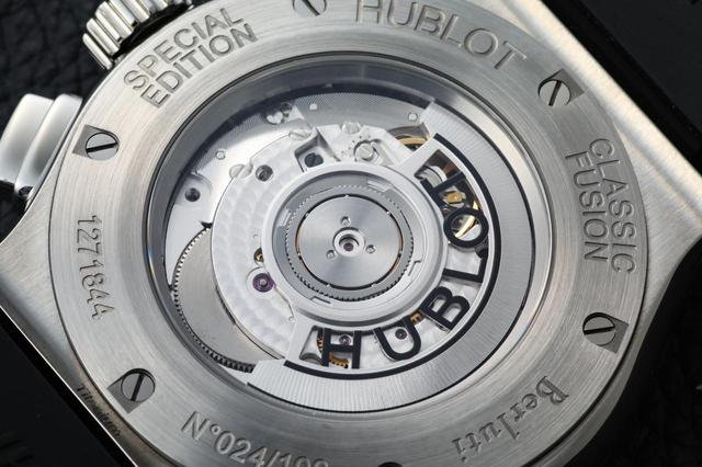 画像: シースルーバックからはムーブメントが楽しめる。外周にはBerlutiとSPECIAL EDITIONの刻印