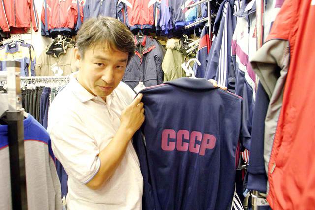 画像: 「CCCP」とは、1917年から1991年まで存在した「ソビエト社会主義共和国連邦」の略称である。ローマ字ではなくロシア文字(キリル文字)なので、「エスエスエスエル」と読む。英語ではUSSR(Union of Soviet Soccialistic Republics)。ちなみに、金子氏が購入したこのジャージはアディダス製。クラスノヤルスクの百貨店にて。