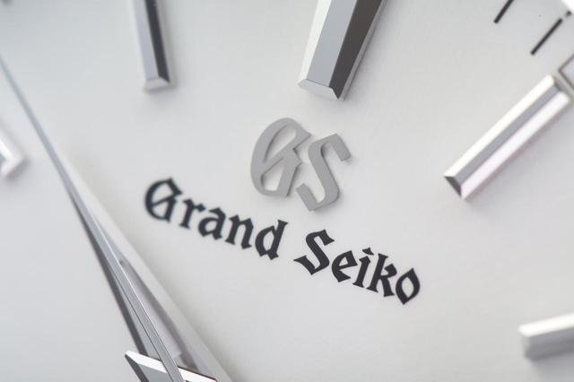 画像: 12時位置に配置されたGrand Seikoのブランド名とロゴ