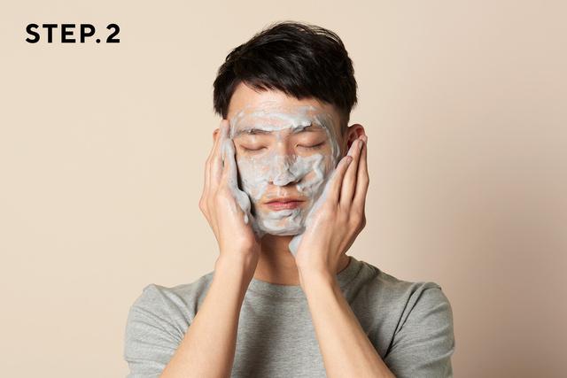画像: 顔全体に広げ、指の腹でやさしくなでるように洗います www.makuake.com