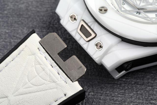 画像: ワンプッシュで着脱可能なストラップ