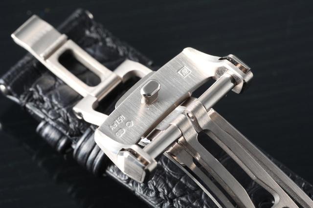 画像: 18Kホワイトゴールドを表すAu750と、AP(AUDEMARS PIGUET)の刻印入りDバックル ※標準はピンバックル仕様