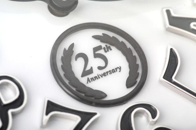 画像: 文字盤の6時位置に配置された25周年の証