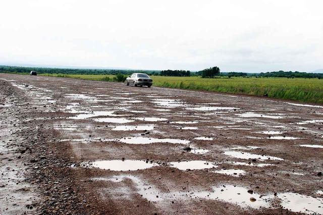 画像: 道幅は広いが、穴だらけの悪路。これ以上の悪路を1000km走れと言われたら、やはり考えるだろう。