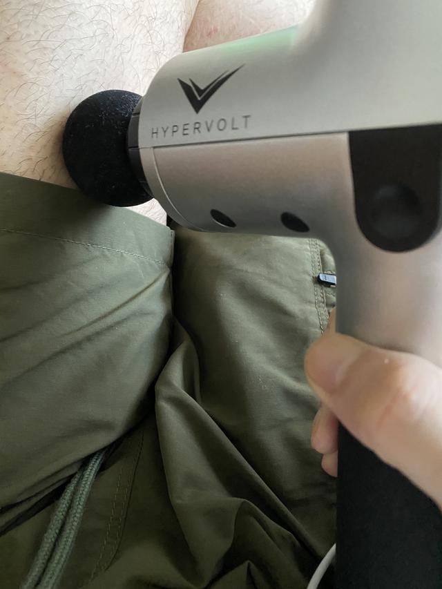 画像: 片手で持って、軽く患部に押し当てるようにして使う。骨に当たると、ガガガっと異音と反動が返ってくる。あくまで筋肉に当てがわなくてはならない。