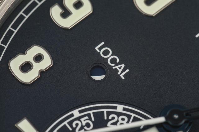 画像: 文字盤の左右には、HOME・LOCALの昼夜が視覚的に判断できるよう昼夜窓が配置されている
