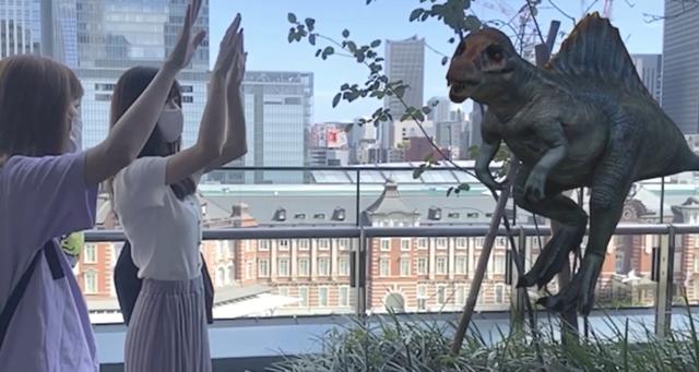 画像: 妹とスピノサウルス