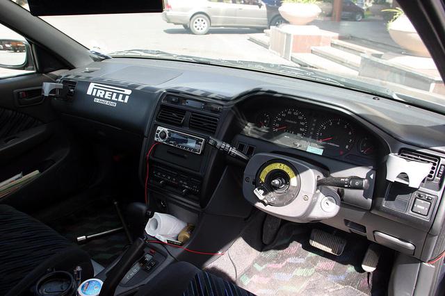 画像: この状態で駐車してあったならば、車両そのものを盗難しようとする気は薄れるであろう。助手席フロアに、クロスレンチが転がっている。それにしてもステアリングを外すとは名案だ。