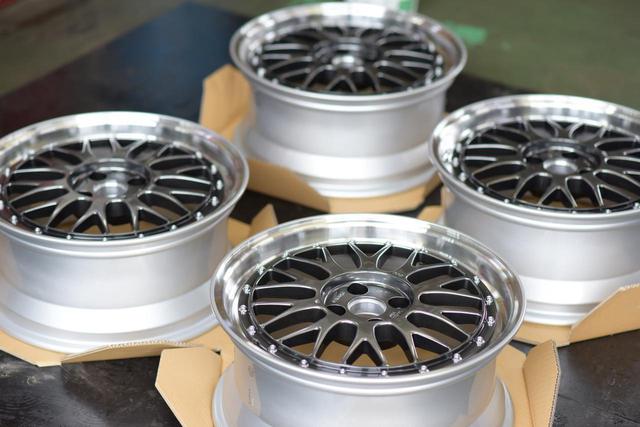 画像: BBS LM 1994年にリリースが始まって以来、BBSブランドを代表する「顔」として人気を博してきたアルミ鍛造2ピースホイール。LM=Le Mansというネーミングは、世界一過酷で面白いレースとして知られる「ル・マン24時間耐久レース」に参戦したマシンへと供給されたレーシングホイールに由来する。 bbs-japan.co.jp
