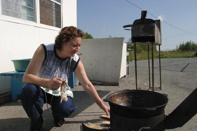 画像: 入ったレストランは外にも調理場があった。フライパンの乗ったコンロと、奥は焼き物の台。