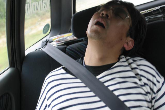 画像: 交代で運転を担当しながら、走れるところまで走る……。
