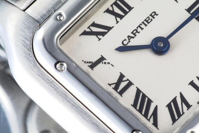画像: ポリッシュ仕上げできらめくケース。10時(Ⅹ部分)にはCARTIERロゴが小さく入っている
