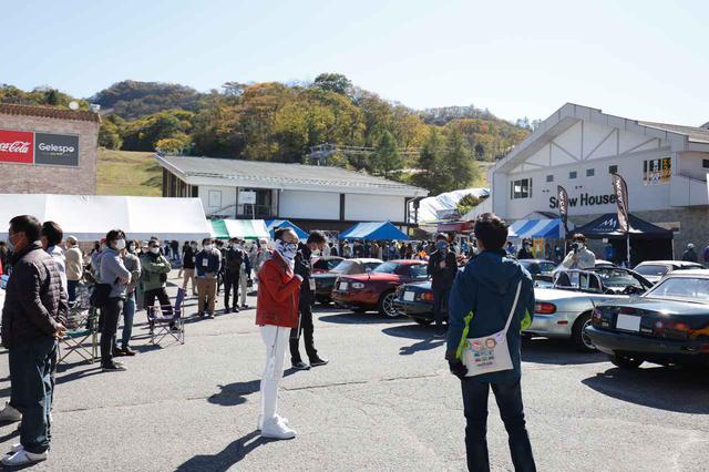 画像: トークショーも密にならぬよう距離を置き、会場内のスピーカーやFM放送を駆使して行われた