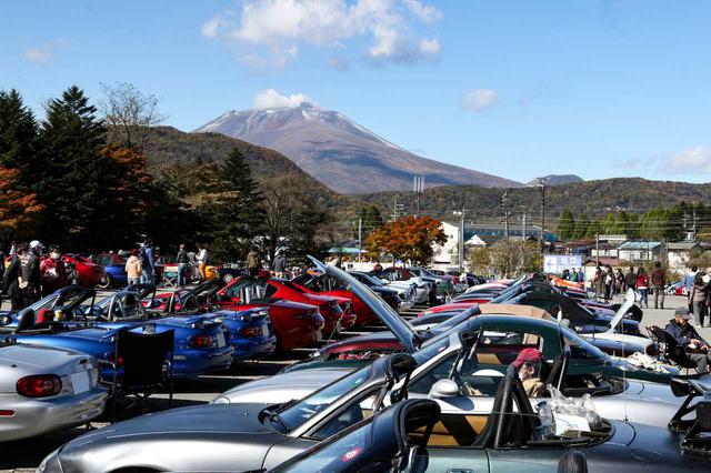 画像: 会場である軽井沢プリンススキー場駐車場からは浅間山が望める