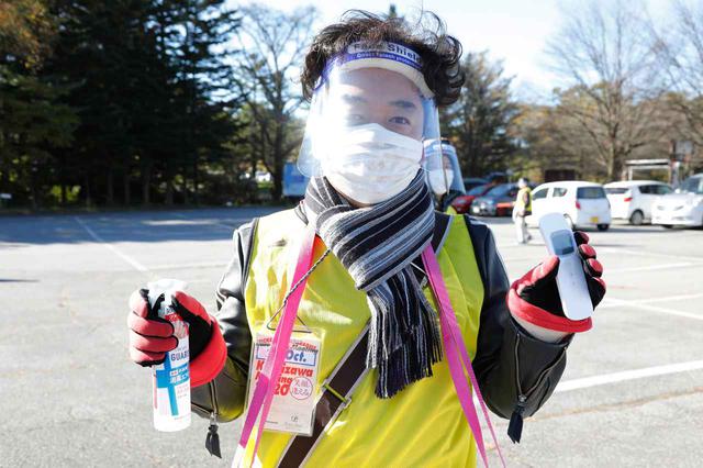 画像: アルコールスプレーや体温計で参加者全員をチェック