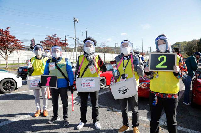 画像: 感染しない、させない。スタッフも完全防備だ