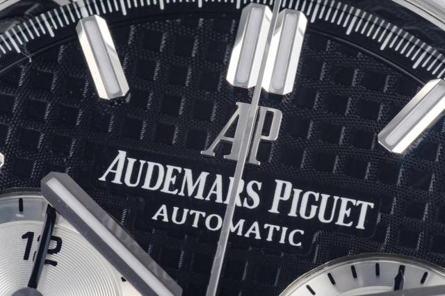 画像: 蓄光処理を施したホワイトゴールド製のアワーマーカー