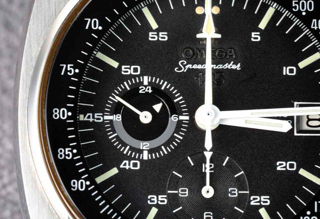 画像: 9時位置のインダイヤルは24時間表示。▶︎マークが時間を、針は秒を刻んでいる