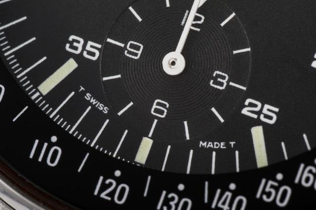 画像: トリチウム夜光を使った証の「T SWISS MADE T」の文字。インデックスが焼けているのがわかる