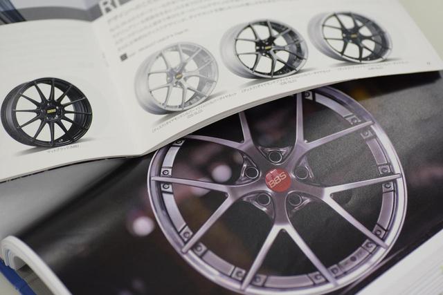 画像: This is a picture of a counterfeit RI-S that was shown on a website (bottom). As this picture is very beautiful, it is understandable that people would think it is genuine. The picture on top is the authentic catalog of BBS.