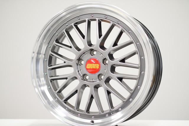画像: Counterfeit product pretending to be aluminum forged two-piece wheel "LM" (actually made by casting)