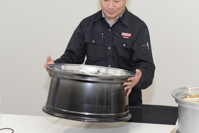 画像: If you lift it, you can tell that it is actually very heavy.