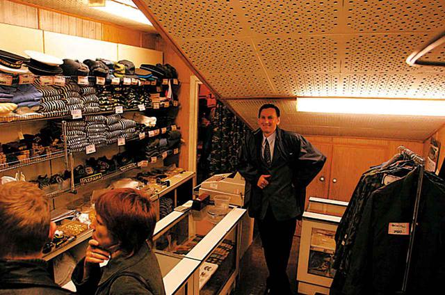 画像: 市内にあった軍関係の放出品が並ぶサープラスショップ。ソ連軍時代の様々な品物も在庫されていた。