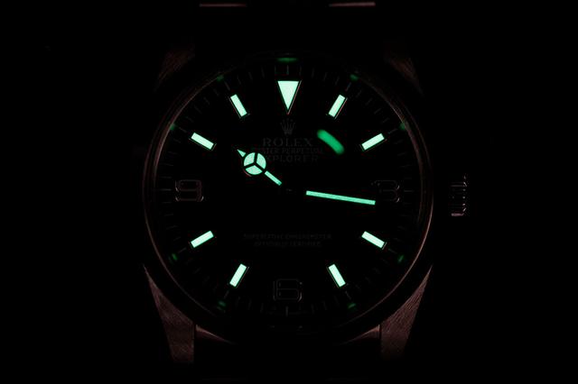 画像: 本モデルの夜光塗料はルミノバ塗料で、文字盤はグリーンに発光する(数字に夜光は無し)