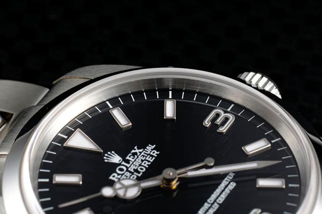 画像: ケース内側の側面に「ROLEX」の刻印がないのも現行モデルとの大きな違いだ