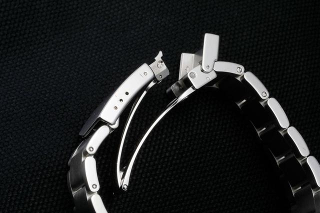 画像: フォールディングクラスプ(バックル)付きのスチール製ブレスレット。同モデルにはファブリックストラップ(NATOストラップ)を装着することもできる ※替えのストラップは付属していません。
