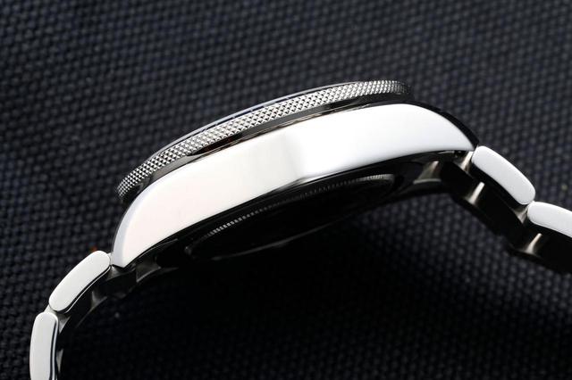 画像: 約42時間のパワーリザーブを備えたクロノグラフムーブメントを搭載。程よいケースの厚みは、文字盤の同様カジュアルな装いにピッタリ