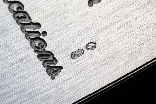 画像: ケースはホワイトゴールド。18金を表す「750」の刻印もしっかり入っている