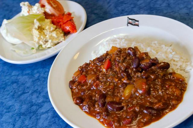 画像: 食事はそれなりに充実していた。どこで何を食べるか考える必要もなく、時間にさえなれば確実に食べられる安心感も味わう。