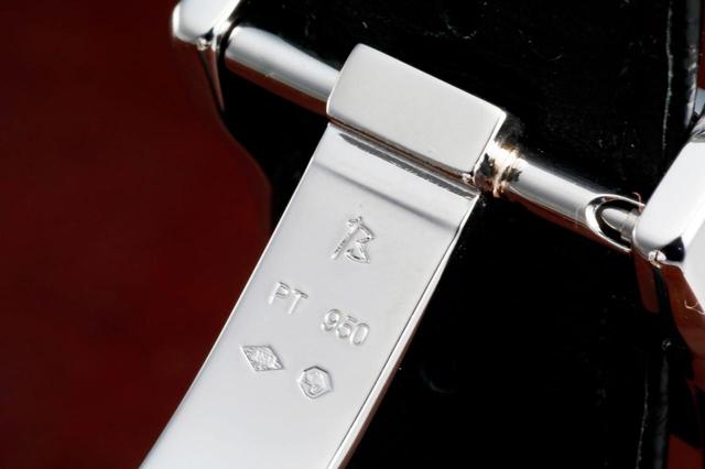 画像: バックル部にはプラチナを使っている証であるPT950の刻印