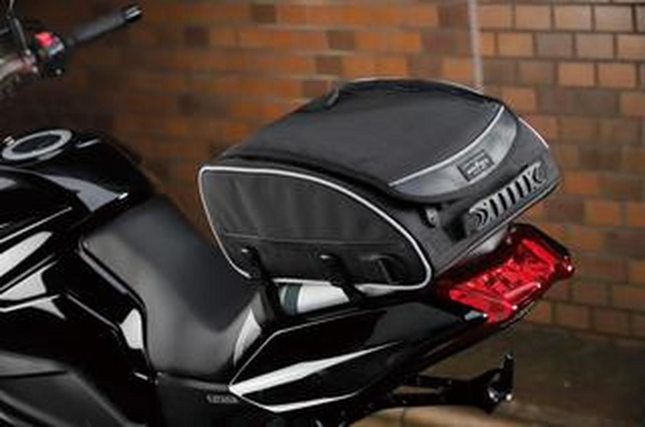 バイクへの取り付けが簡単! 高さを抑えたシンプル形状のバッグ 