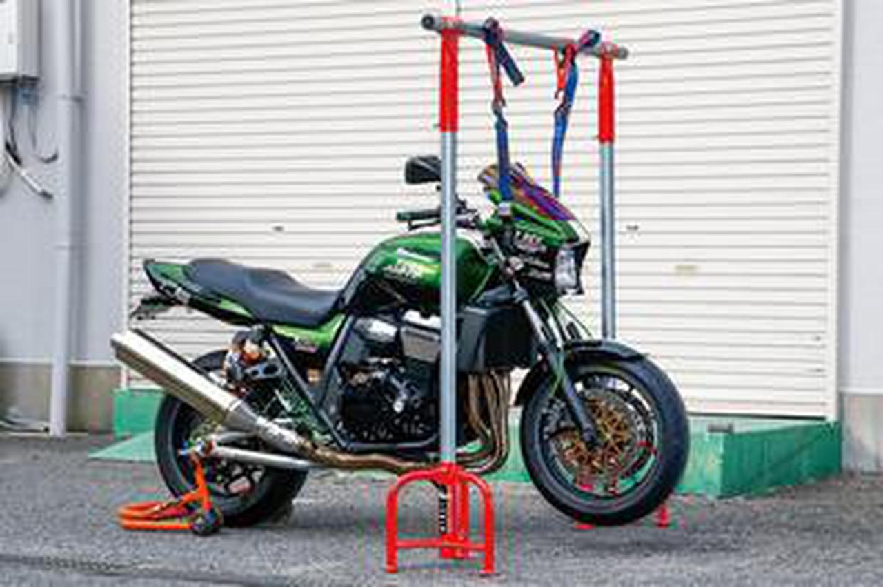 吊り下げ式のフレームスタンドでバイクいじりの幅は大きく広がる! J