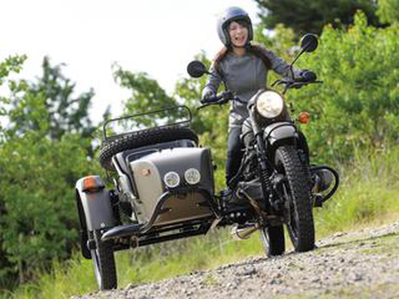 サイドカーの運転は難しい? 車体の特性や運転操作のコツ、側車に乗るパッセンジャーが気を付けるべきポイントを紹介 株式会社モーターマガジン社