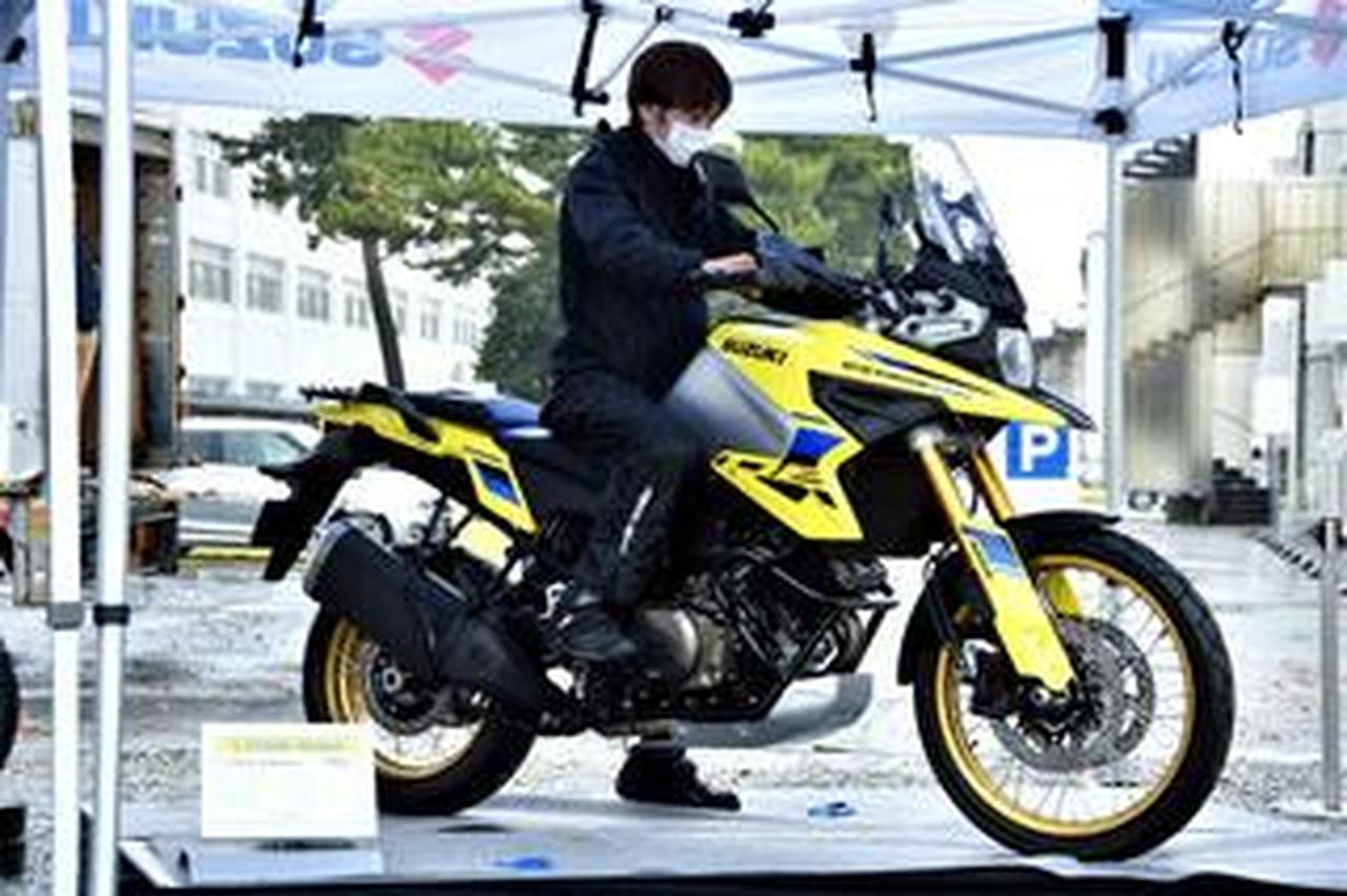 扱えるのコレ?】シート高880mmの現実! 新型『Vストローム1050DE』に