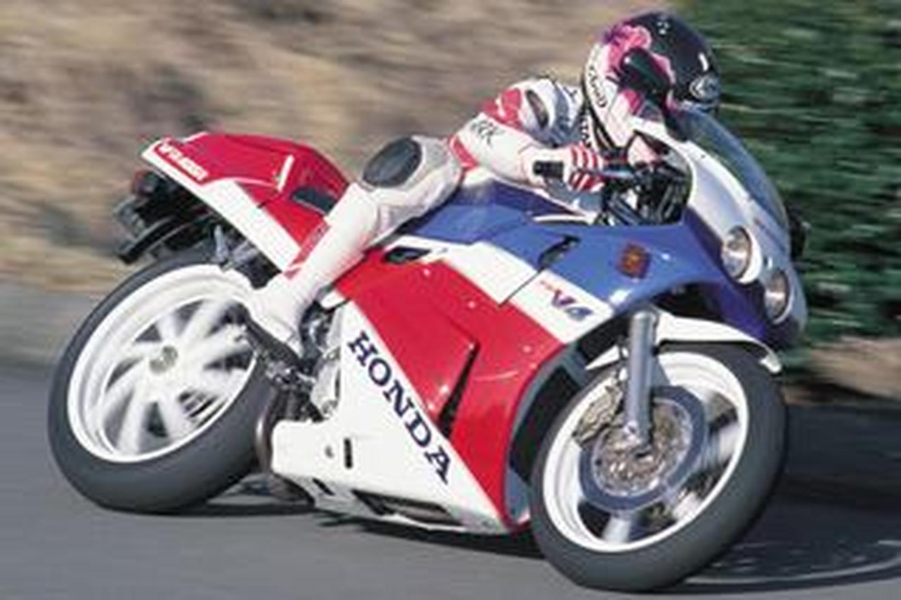 絶版名車解説】ホンダ「VFR400R」1989年|“V4のホンダ”らしさに満ちた 